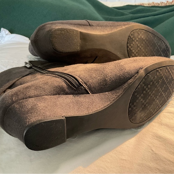 Gray Ankle Boots gently worn with buckle design - Picture 3 of 7